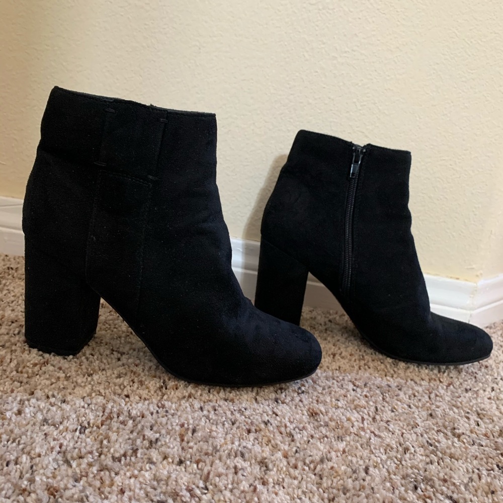 🖤 XOXO black suede booties 🖤